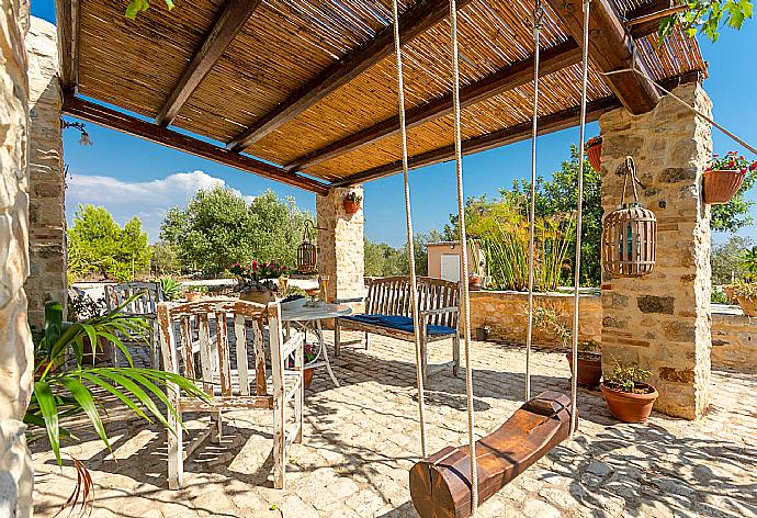 Sheltered terrace area . - Villa Nina . (Photo Gallery) }}
