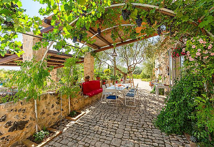 Sheltered terrace area . - Villa Nina . (Photo Gallery) }}