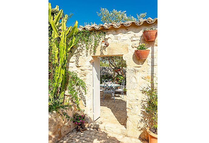 Terrace area . - Villa Nina . (Photo Gallery) }}