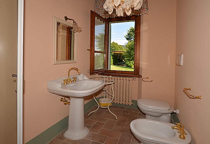 Family bathroom with shower . - Villa Casale Federica . (Photo Gallery) }}