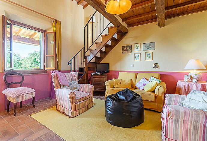 Living room with mezzanine, sofas, WiFi Internet and Satellite TV . - Villa Casale Federica . (Fotogalerie) }}