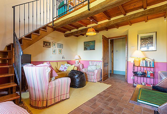 Living room with mezzanine, sofas, WiFi Internet and Satellite TV . - Villa Casale Federica . (Galería de imágenes) }}