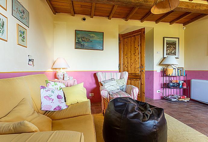 Living room with mezzanine, sofas, WiFi Internet and Satellite TV . - Villa Casale Federica . (Galleria fotografica) }}