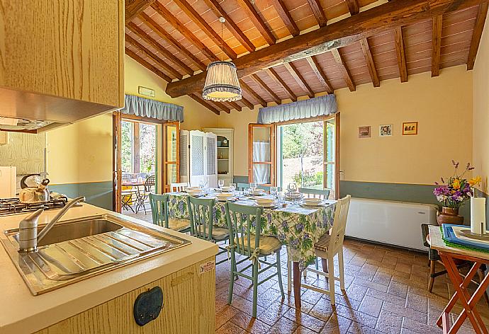 Equipped kitchen with dining area  . - Villa Casale Federica . (Fotogalerie) }}