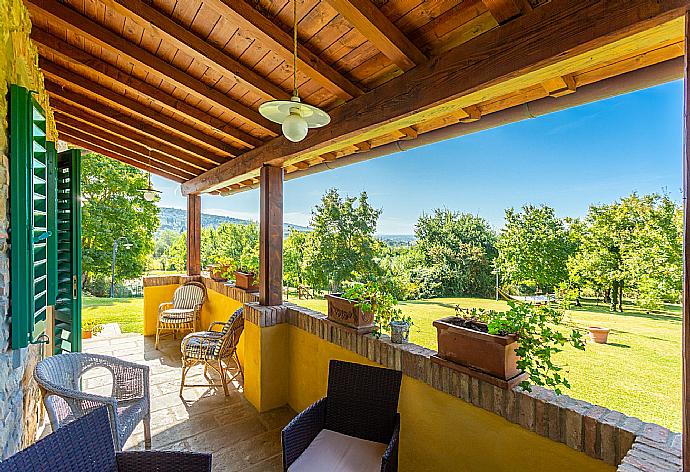 Sheltered terrace area . - Villa Casale Federica . (Fotogalerie) }}