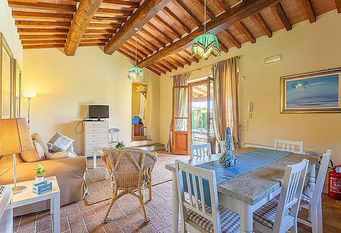 Open-plan living room in annex with sofa, dining area, kitchen, WiFi internet, satellite TV, and terrace access . - Villa Casale Federica . (Galleria fotografica) }}