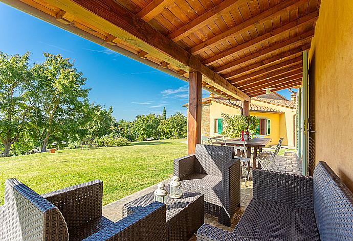 Sheltered terrace area outside annex . - Villa Casale Federica . (Fotogalerie) }}