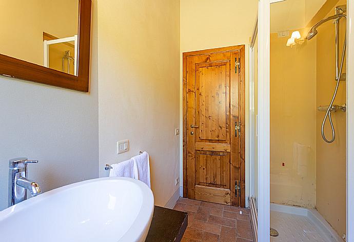 Family bathroom in annex with shower . - Villa Casale Federica . (Galerie de photos) }}