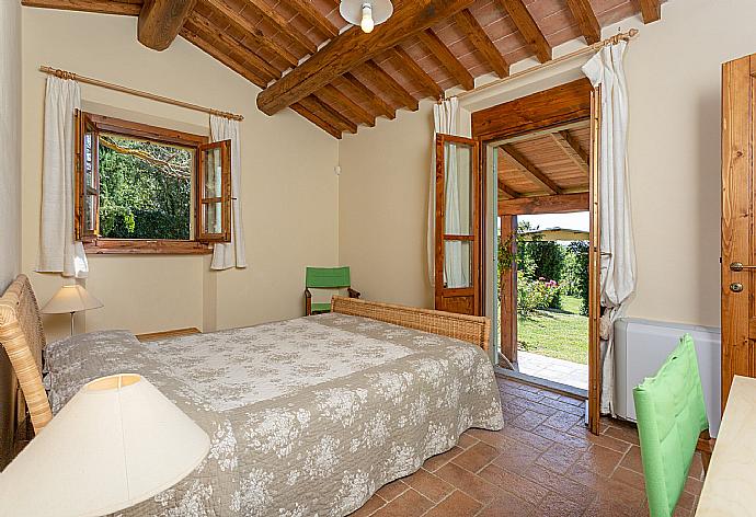 Double bedroom in annex with terrace access . - Villa Casale Federica . (Galerie de photos) }}