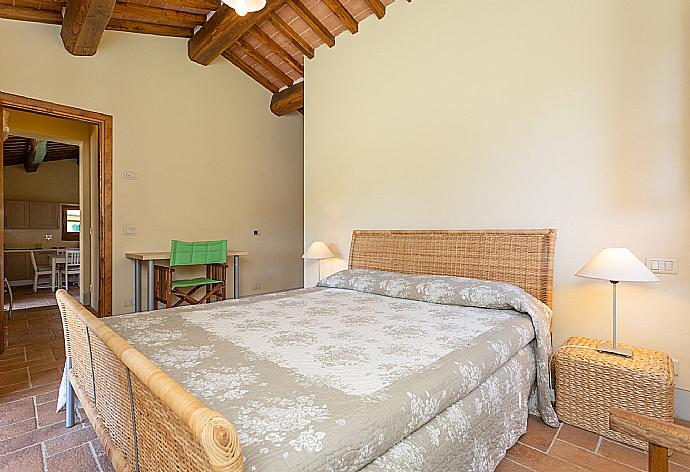 Double bedroom in annex with terrace access . - Villa Casale Federica . (Galería de imágenes) }}