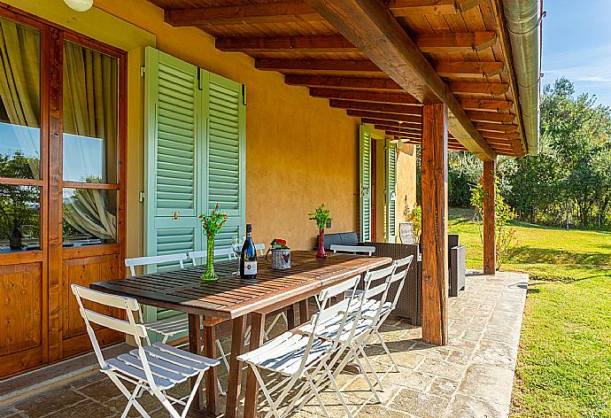 Sheltered terrace area outside annex . - Villa Casale Federica . (Fotogalerie) }}