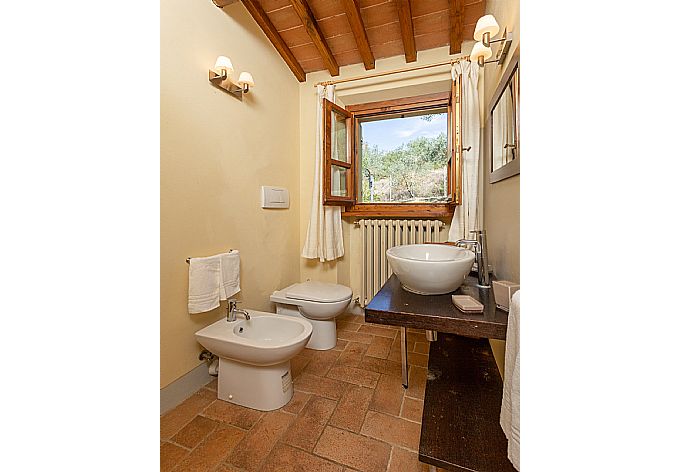 Family bathroom in annex with shower . - Villa Casale Federica . (Галерея фотографий) }}