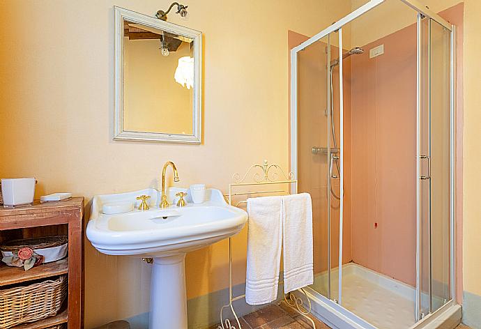 Family bathroom with shower . - Villa Casale Federica . (Galería de imágenes) }}