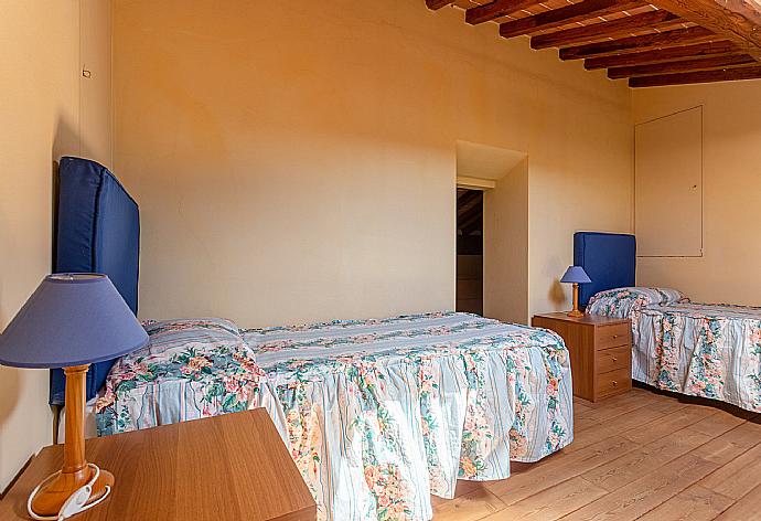 Twin bedroom on mezzanine of living room  . - Villa Casale Federica . (Galerie de photos) }}