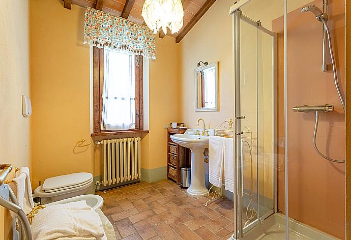 Family bathroom with shower . - Villa Casale Federica . (Galerie de photos) }}