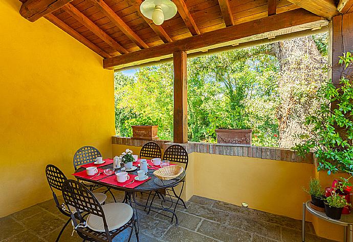 Sheltered terrace area . - Villa Casale Federica . (Galerie de photos) }}