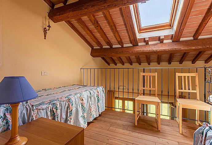 Twin bedroom on mezzanine of living room  . - Villa Casale Federica . (Галерея фотографий) }}