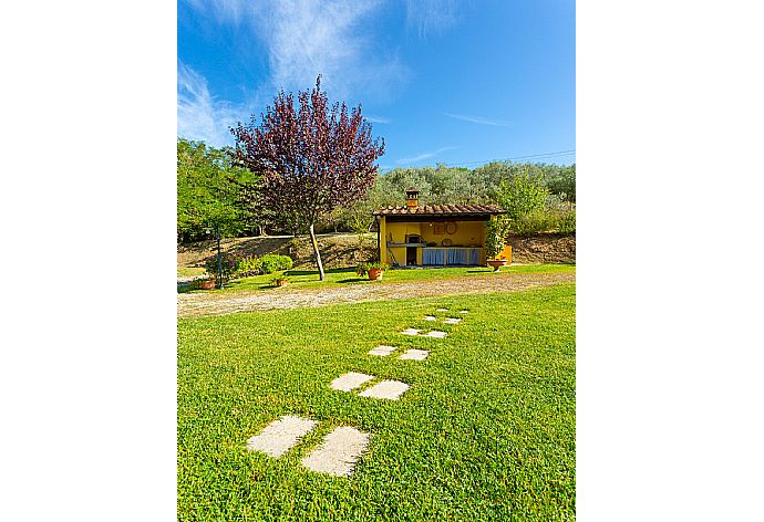 Garden area with BBQ . - Villa Casale Federica . (Галерея фотографий) }}