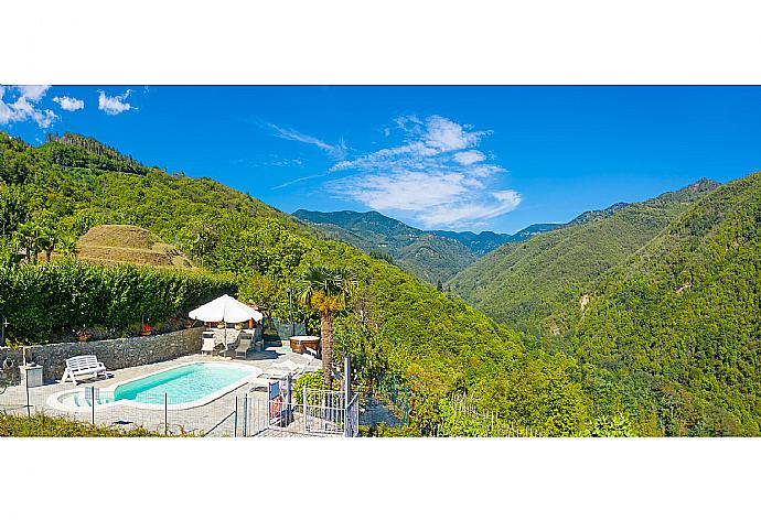 Private pool and terrace with stunning views . - Villa Casale Le Selve . (Galleria fotografica) }}