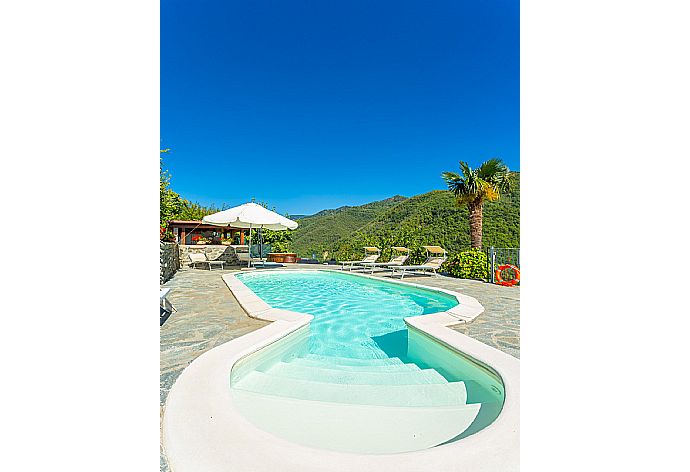 Private pool and terrace with stunning views . - Villa Casale Le Selve . (Galleria fotografica) }}