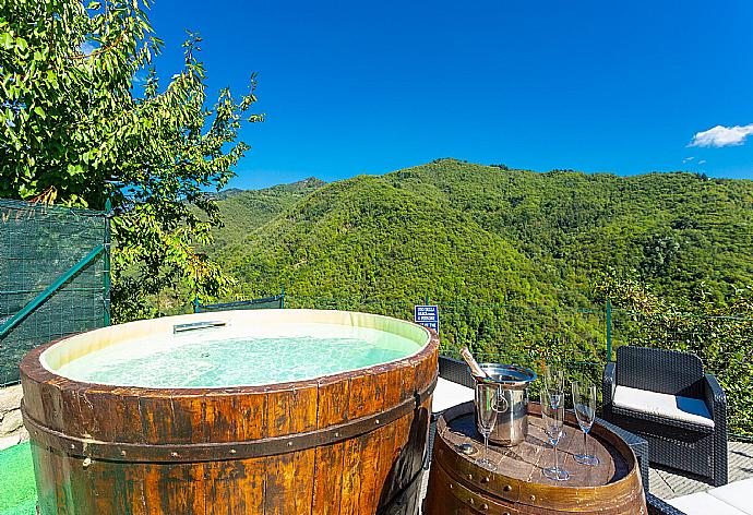 Terrace area with Jacuzzi  . - Villa Casale Le Selve . (Галерея фотографий) }}