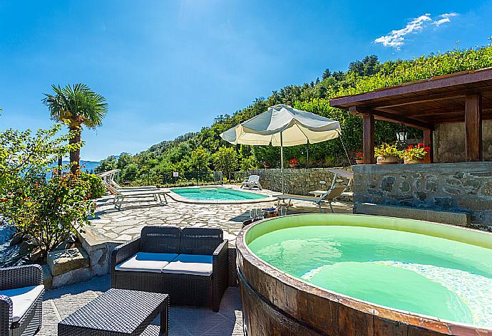 Jacuzzi  . - Villa Casale Le Selve . (Photo Gallery) }}