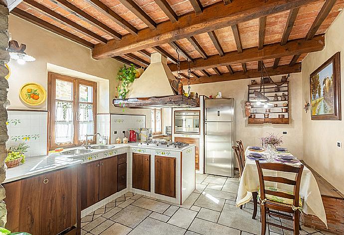 Equipped kitchen . - Villa Casale Le Selve . (Photo Gallery) }}