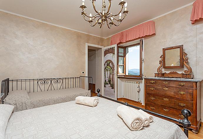 Double bedroom with extra single bed . - Villa Casale Le Selve . (Fotogalerie) }}