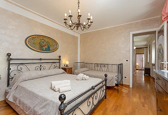 Double bedroom with extra single bed . - Villa Casale Le Selve . (Galería de imágenes) }}