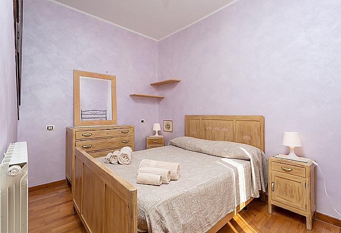 Double bedroom . - Villa Casale Le Selve . (Photo Gallery) }}