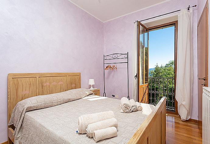 Double bedroom . - Villa Casale Le Selve . (Photo Gallery) }}