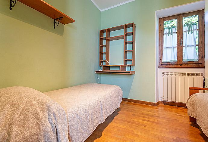 Twin bedroom  . - Villa Casale Le Selve . (Galleria fotografica) }}