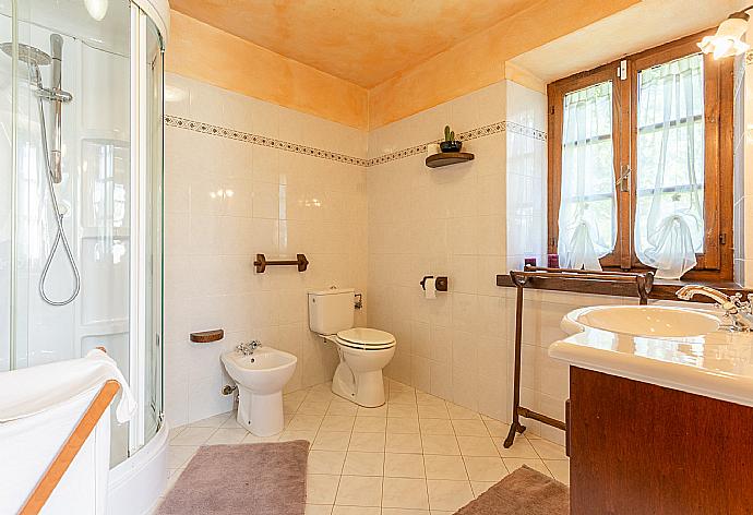 Family bathroom with shower . - Villa Casale Le Selve . (Галерея фотографий) }}