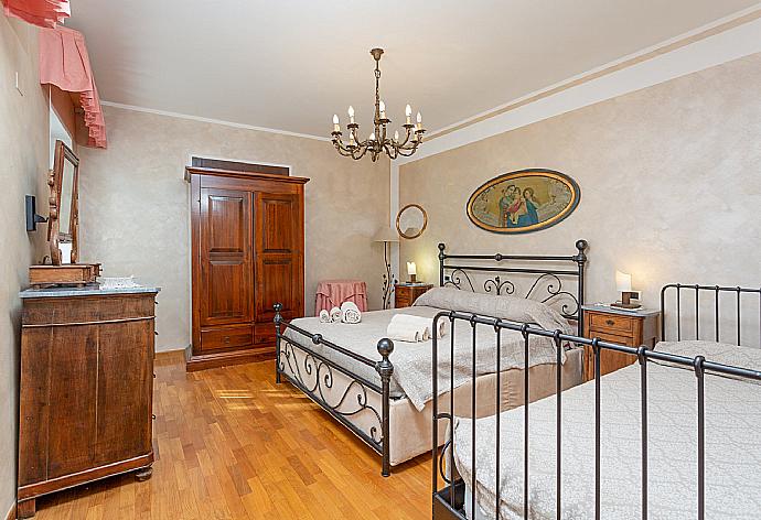 Double bedroom with extra single bed . - Villa Casale Le Selve . (Galería de imágenes) }}