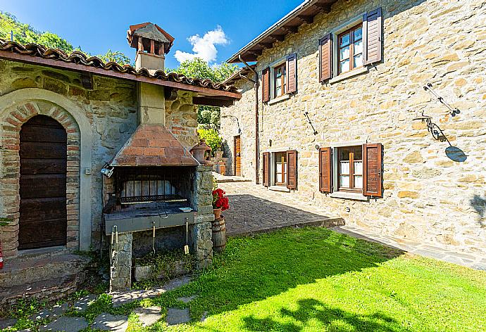 BBQ area . - Villa Casale Le Selve . (Galería de imágenes) }}