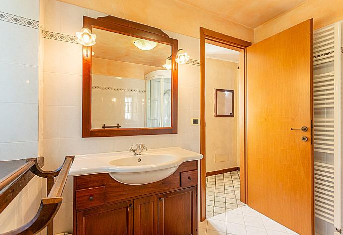 Family bathroom with shower . - Villa Casale Le Selve . (Galerie de photos) }}