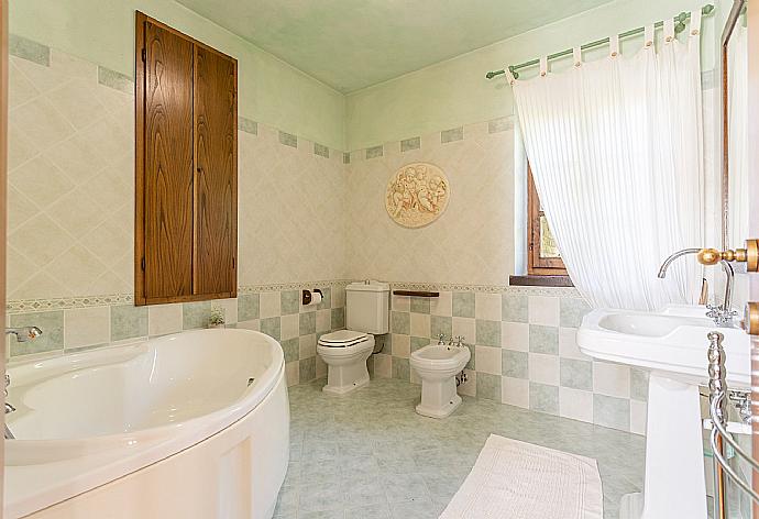 Family bathroom with bath and shower . - Villa Casale Le Selve . (Photo Gallery) }}