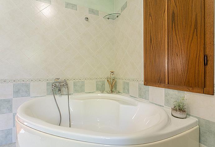 Family bathroom with bath and shower . - Villa Casale Le Selve . (Fotogalerie) }}