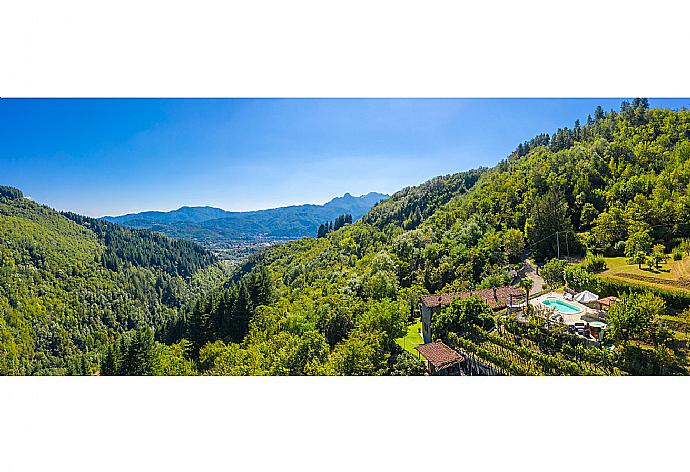 Aerial view of Villa Casale Le Selve . - Villa Casale Le Selve . (Galleria fotografica) }}