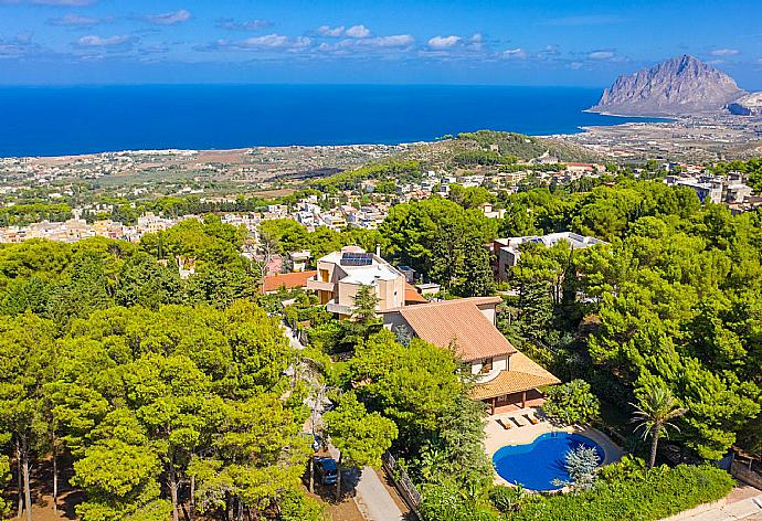 Aerial view of Villa Venere . - Villa Venere . (Galleria fotografica) }}