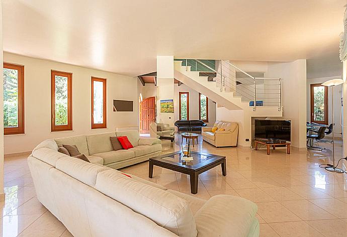 Living room with sofas, dining area, WiFi internet, and satellite TV . - Villa Venere . (Galleria fotografica) }}