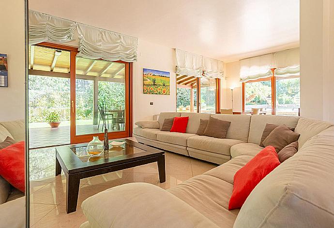 Living room with sofas, dining area, WiFi internet, and satellite TV . - Villa Venere . (Fotogalerie) }}