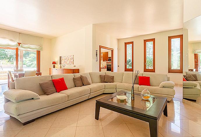 Living room with sofas, dining area, WiFi internet, and satellite TV . - Villa Venere . (Galería de imágenes) }}