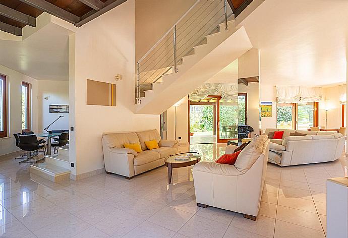 Living room with sofas, dining area, WiFi internet, and satellite TV . - Villa Venere . (Galleria fotografica) }}