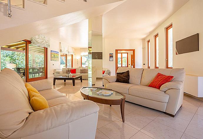 Living room with sofas, dining area, WiFi internet, and satellite TV . - Villa Venere . (Fotogalerie) }}