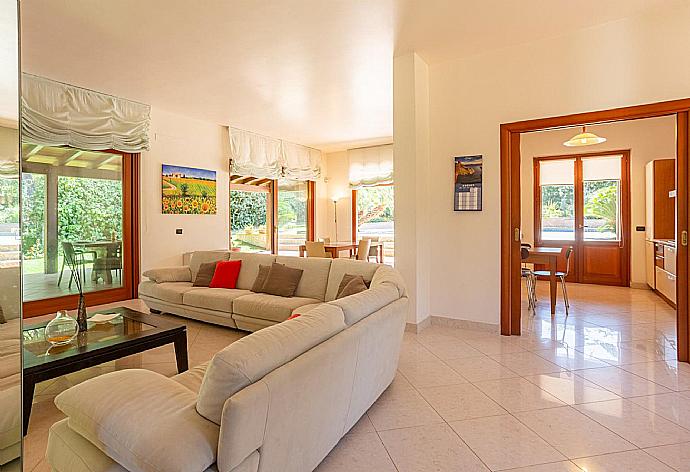 Living room with sofas, dining area, WiFi internet, and satellite TV . - Villa Venere . (Fotogalerie) }}