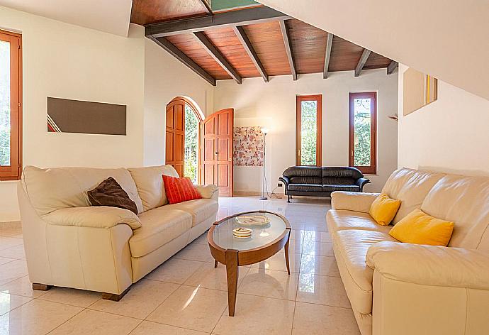 Living room with sofas, dining area, WiFi internet, and satellite TV . - Villa Venere . (Fotogalerie) }}