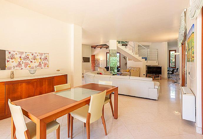 Living room with sofas, dining area, WiFi internet, and satellite TV . - Villa Venere . (Galleria fotografica) }}