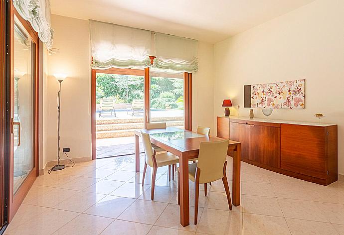 Living room with sofas, dining area, WiFi internet, and satellite TV . - Villa Venere . (Fotogalerie) }}