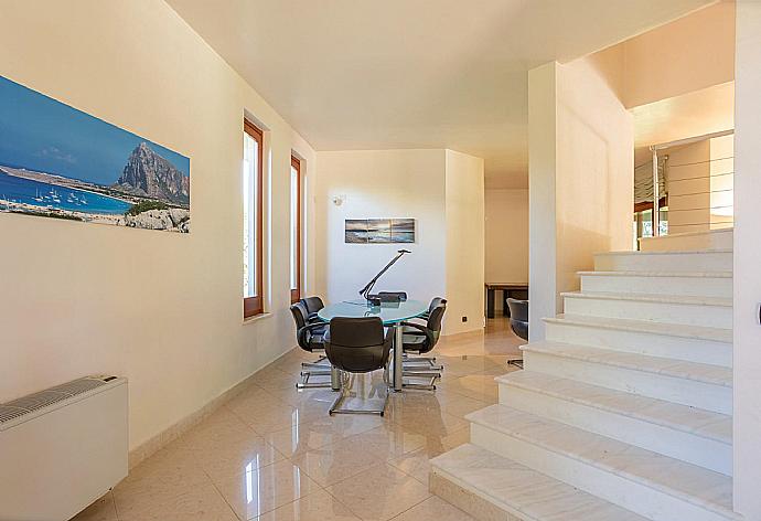 Living room with sofas, dining area, WiFi internet, and satellite TV . - Villa Venere . (Galleria fotografica) }}